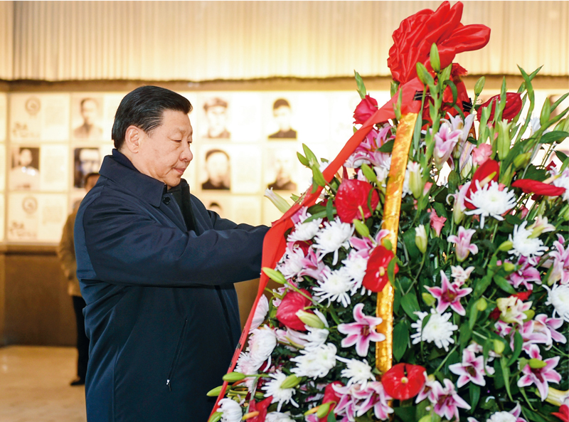 2016年2月1日至3日，中共中央總書記、國(guó)家主席、中央軍委主席習(xí)近平來(lái)到江西，看望慰問(wèn)廣大干部群眾和駐贛部隊(duì)。這是2月2日，習(xí)近平在井岡山革命烈士陵園向革命烈士敬獻(xiàn)花籃。 新華社記者 謝環(huán)馳/攝