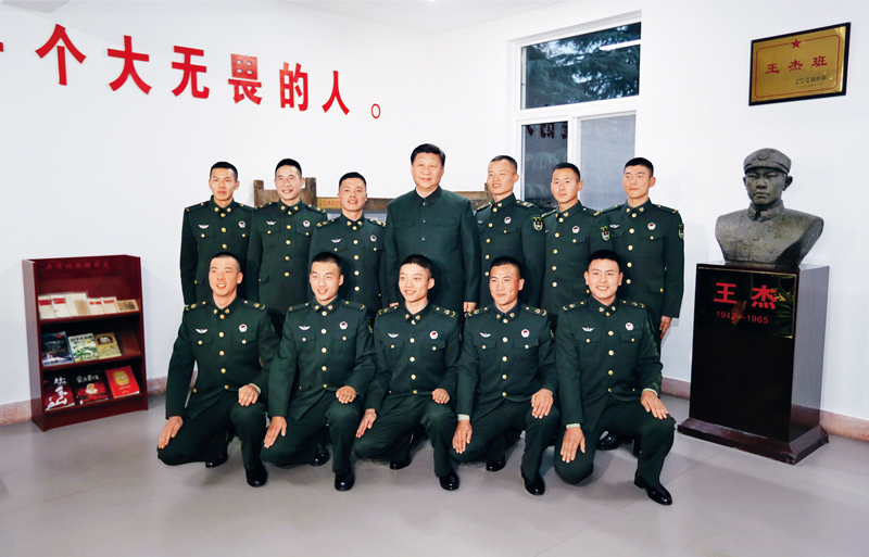 2017年12月13日，中共中央總書記、國(guó)家主席、中央軍委主席習(xí)近平到第71集團(tuán)軍視察。這是習(xí)近平同“王杰班”戰(zhàn)士合影。 新華社記者 李剛/攝