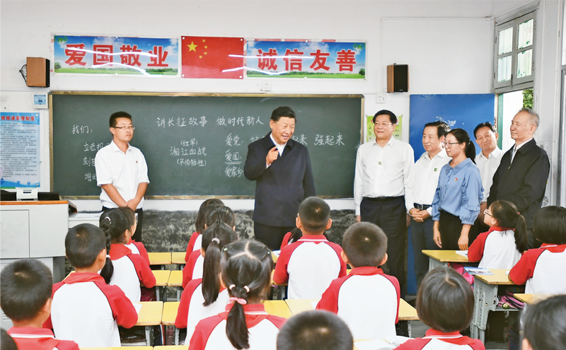 2020年9月16日至18日，中共中央總書記、國(guó)家主席、中央軍委主席習(xí)近平在湖南考察。這是16日下午，習(xí)近平在郴州市汝城縣文明瑤族鄉(xiāng)第一片小學(xué)，同正在上思政課的同學(xué)們親切交流。 新華社記者 謝環(huán)馳/攝