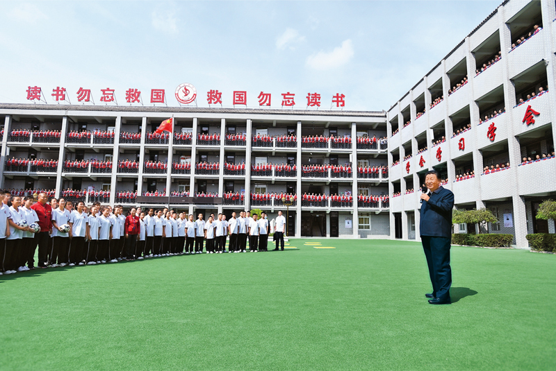 2021年9月13日至14日，中共中央總書記、國(guó)家主席、中央軍委主席習(xí)近平在陜西省榆林市考察。這是14日上午，習(xí)近平在綏德實(shí)驗(yàn)中學(xué)考察時(shí)，同師生親切交流。 新華社記者 謝環(huán)馳/攝